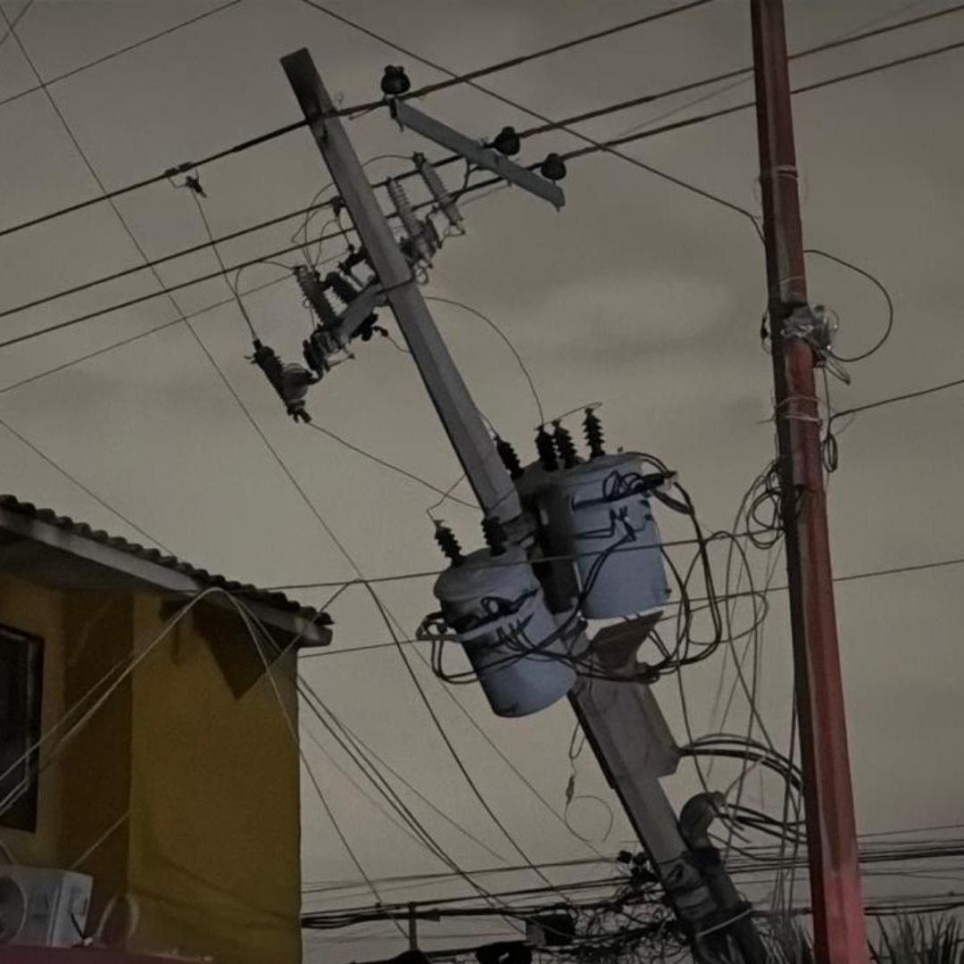 Caída de poste deja sin luz a varios sectores de Ciudad Juárez